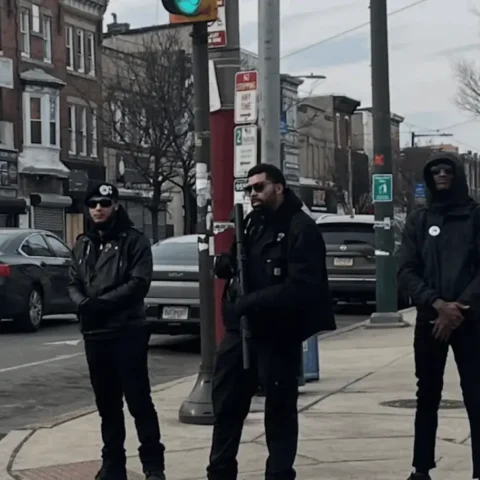 Paul Birdsong está entre dois outros membros do Partido dos Panteras Negras para Autodefesa na Filadélfia. (Crédito da foto: Instagram de Paul Birdsong)