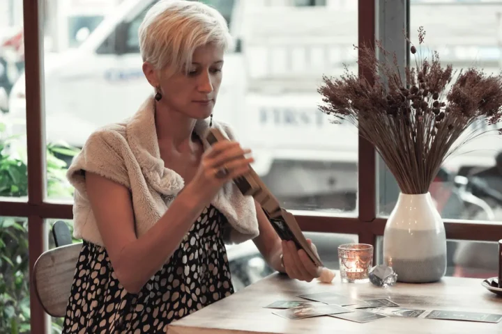 Horóscopo do Tarô: Previsões para Fevereiro 2026 nos 12 Signos