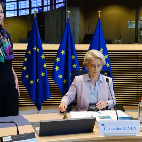 Embaixadores da UE se reúnem após Trump anunciar tarifas de 25% contra países que não apoiam a compra da Groenlândia. Veja a resposta de Bruxelas