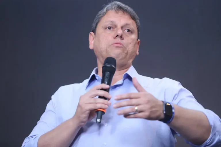 Tarcísio é denunciado a PGR por publicidade eleitoral disfarçada de fofoca