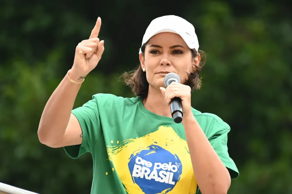 Aliados revelam que Tarcísio de Freitas e Michelle Bolsonaro atuaram nos bastidores do STF para garantir a transferência de Jair para a Papudinha. Saiba como isso isola Flávio Bolsonaro