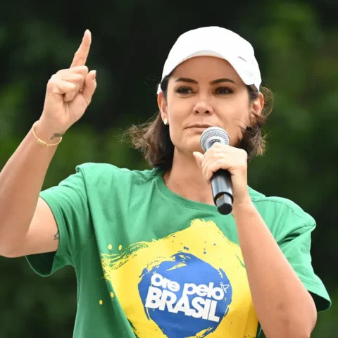 Aliados revelam que Tarcísio de Freitas e Michelle Bolsonaro atuaram nos bastidores do STF para garantir a transferência de Jair para a Papudinha. Saiba como isso isola Flávio Bolsonaro