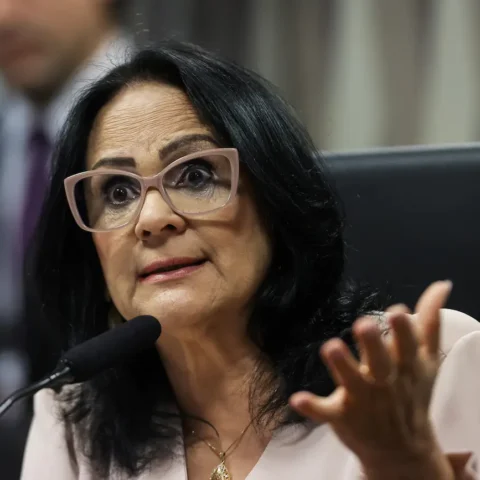 A senadora Damares Alves mandou Silas Malafaia "orar" após ser chamada de linguaruda. Ela divulgou a lista de igrejas e pastores investigados pela CPMI do INSS.