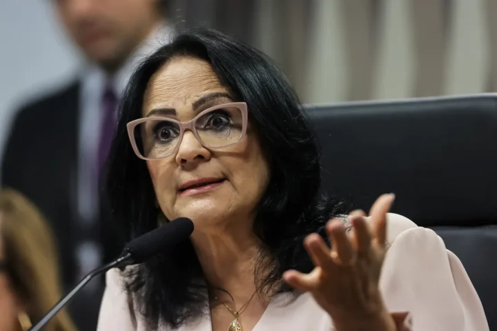 A senadora Damares Alves mandou Silas Malafaia "orar" após ser chamada de linguaruda. Ela divulgou a lista de igrejas e pastores investigados pela CPMI do INSS.