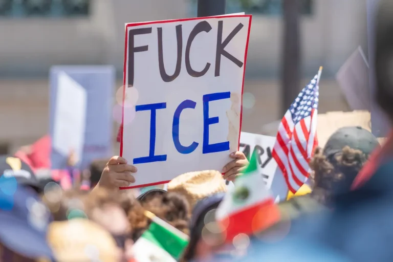 A toga contra o coturno: juíza federal impõe freio à barbárie da imigração em Minnesota