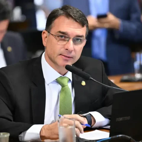 Ministério da Justiça pede investigação de Flávio Bolsonaro por calúnia | Diário Carioca