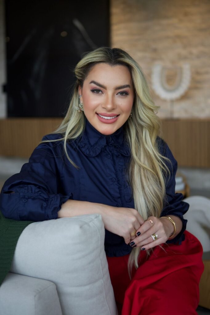 Quem é Marina Orlanda fora do Carnaval: musa da Barroca, CEO de clínica de estética e “viciada” em procedimentos