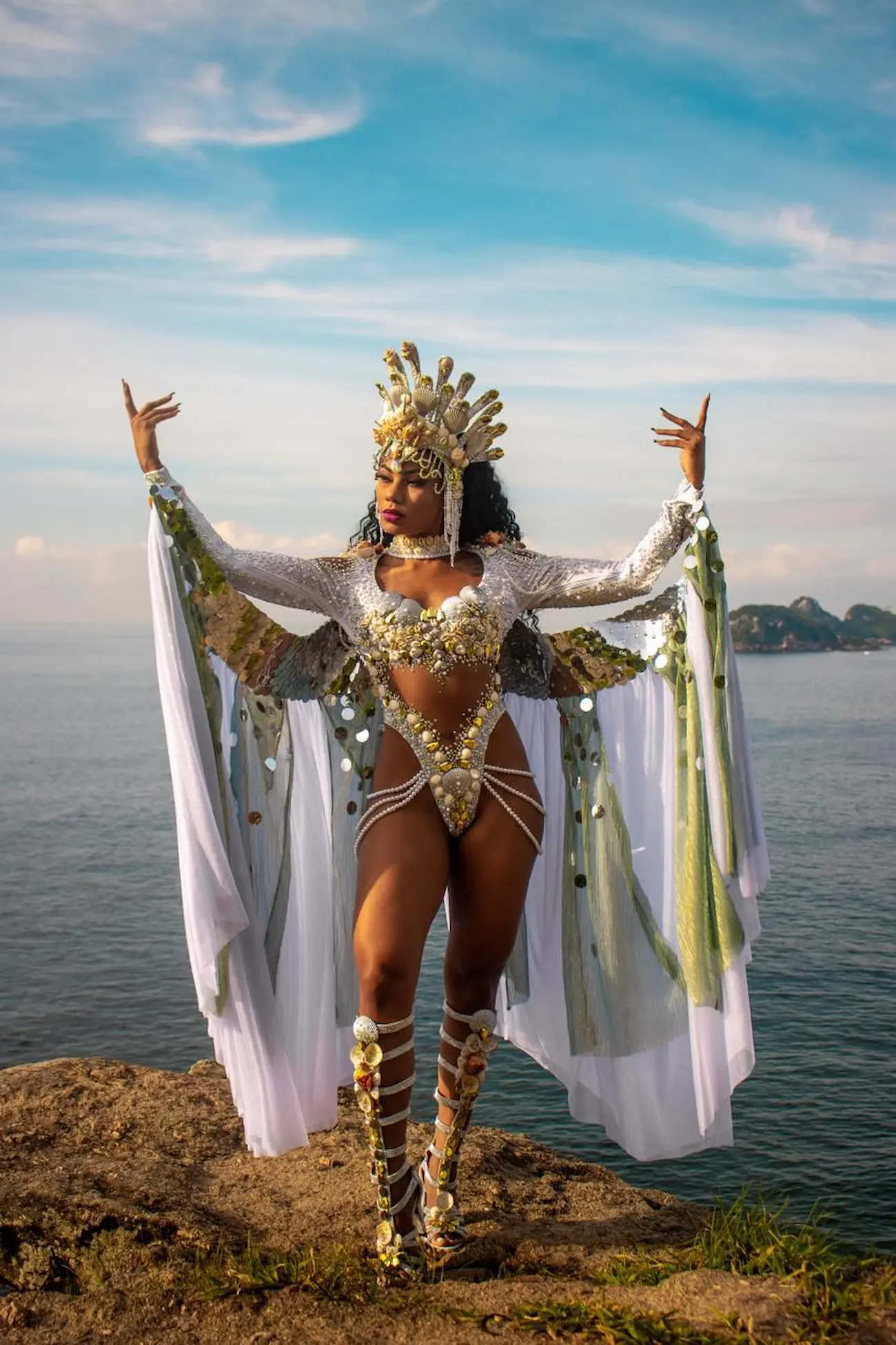 Musa da Mangueira em preparação estética pré-Carnaval, com corpo definido e iluminação de ensaio.