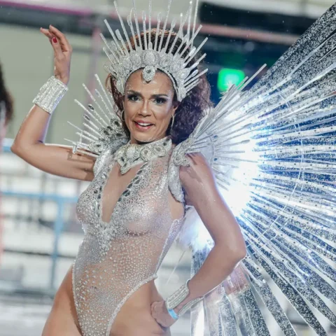 Nathalia Brito se caracteriza de cometa no ensaio técnico da União da Ilha na Marquês de Sapucaí