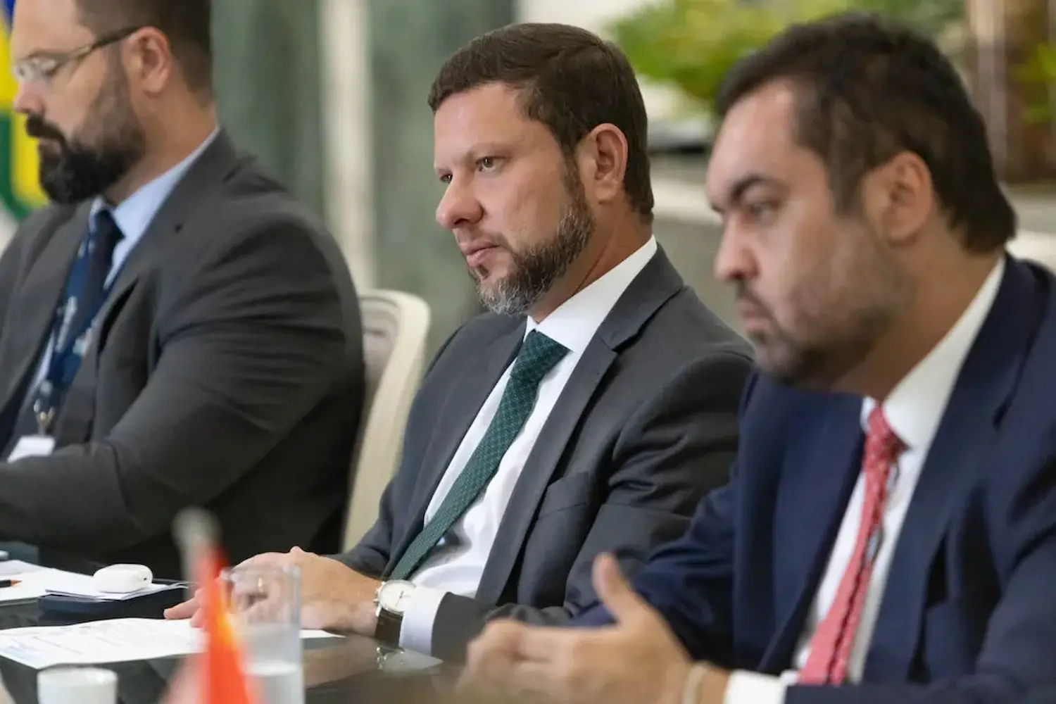 O governador do Rio, Claudio Castro (PL, à direita), e o secretário estadual da Casa Civil, Nicola Miccione (ao centro), recém-filiado ao PL (Divulgação/Governo do Rio/.)