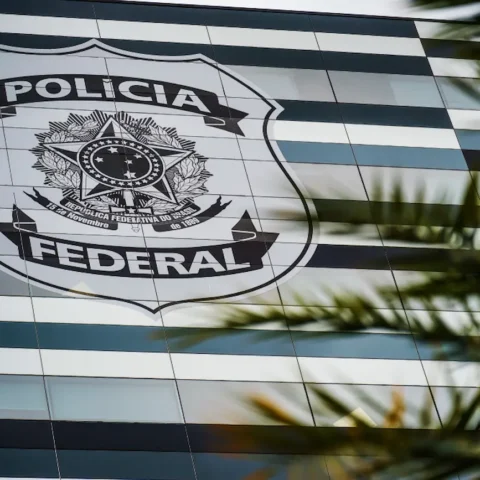 Empresário Fabiano Zettel é preso pela PF ao tentar fugir para Dubai. Cunhado de Daniel Vorcaro é investigado por fraudes bilionárias no Banco Master.