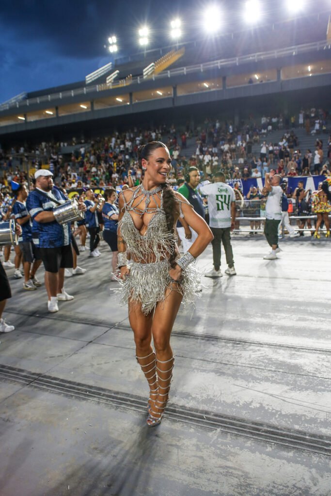 Madrinha da Vila Maria, Josi Aoas diz que vive o Carnaval mais leve e sem competição: “abomino dieta radical”