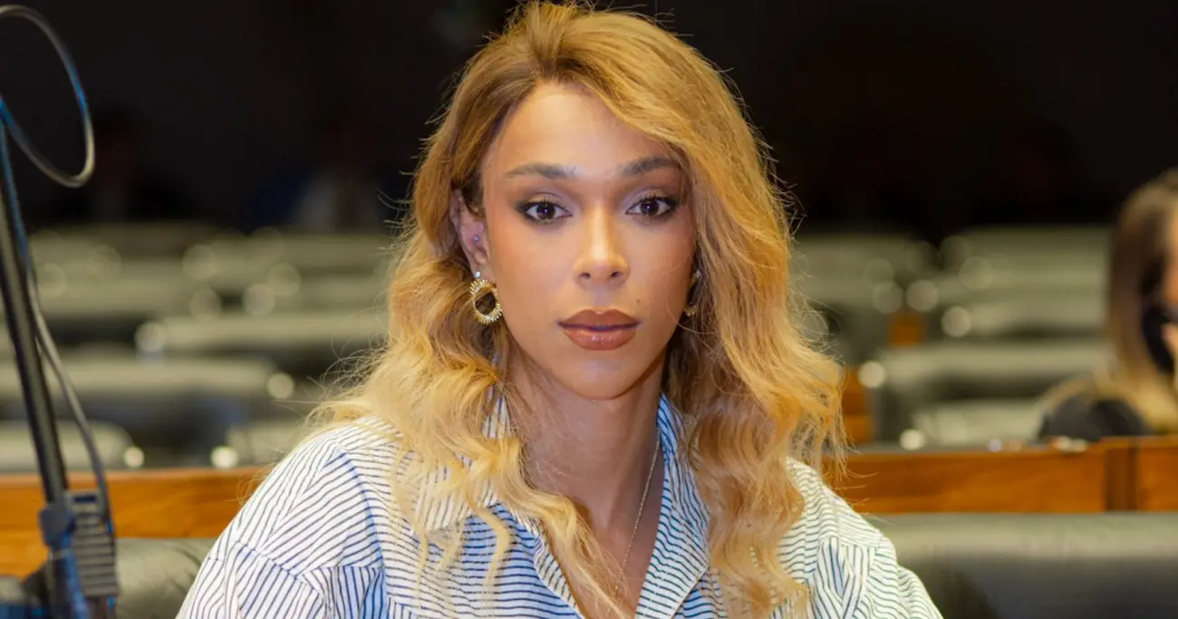 Erika Hilton desmente montagem bolsonarista sobre fala de Lula. Entenda como o ódio cego da extrema-direita ignora a realidade para atacar a deputada do PSOL.