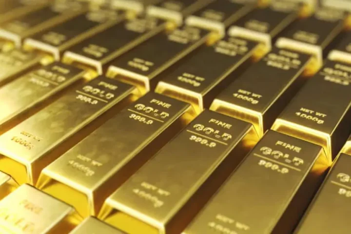 Ouro atinge US$ 5 mil: Recorde histórico reflete crise nos EUA e pânico global