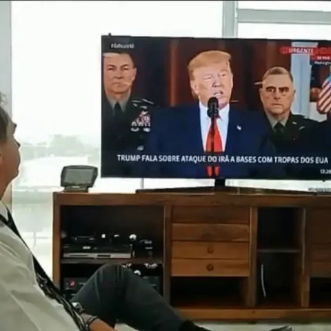 Jair Bolsonaro assiste Donald Trump na TV, simbolizando o pedido de Smart TV na cela para manter vínculo com a realidade política