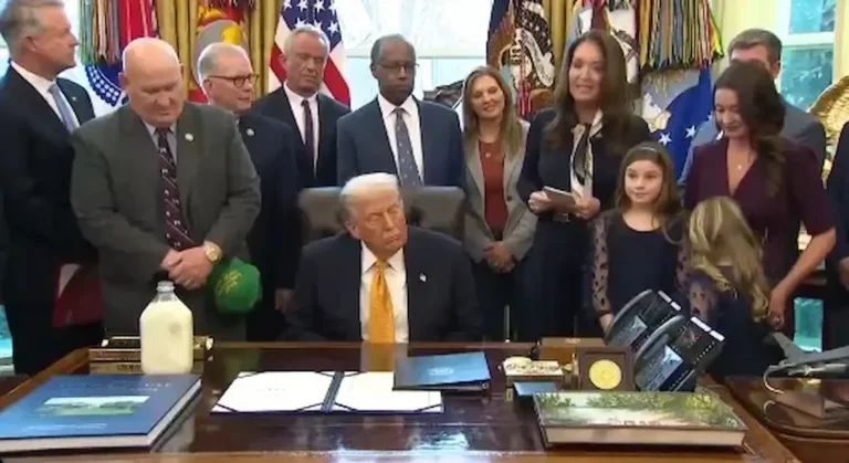 Regime de Donald Trump usa o português para rosnar aos imigrantes