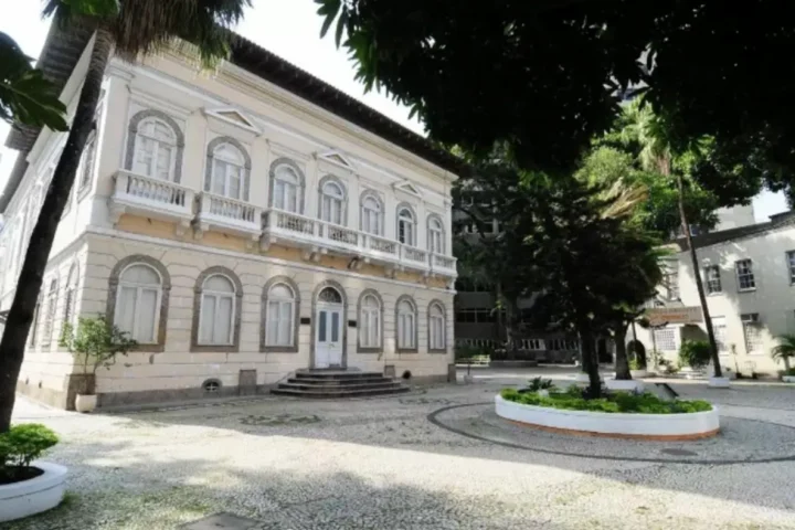 Movimentação ocorre na esteira da derrubada de dezenas de árvores no terreno do antigo Colégio Bennett, no Flamengo, para obras de empreendimento | Reprodução