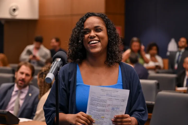 Dani Monteiro solicita pontos de hidratação no Carnaval do Rio diante do calor extremo