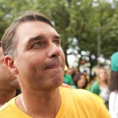 Flávio Bolsonaro inicia pré-campanha presidencial com viagem a Israel e articulação internacional da direita.