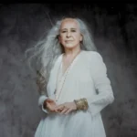 Maria Bethânia lança single com canção de Xande de Pilares e Paulo César Feital