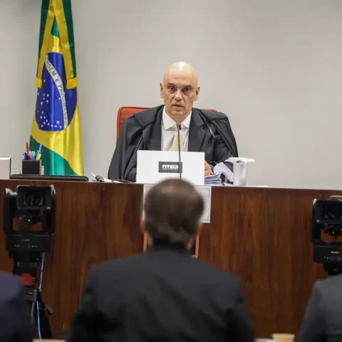Moraes e Bolsonaro frente a frente durante julgamento no STF/Valter Foto: Campanato/Agência Brasil