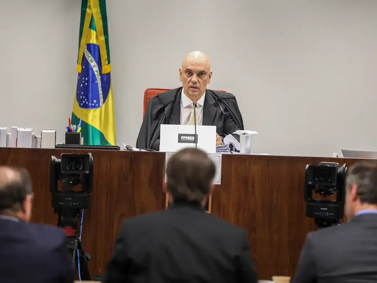 Moraes e Bolsonaro frente a frente durante julgamento no STF/Valter Foto: Campanato/Agência Brasil