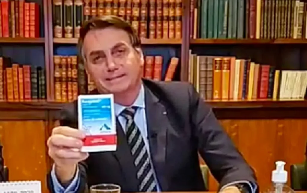 Jair Bolsonaro insistiu na campanha pelo uso da cloroquina, mesmo sem evidências e o Brasil teve mais de 700 mil pessoas mortas científicas
| Crédito: Reprodução
FacebookWhatsApp