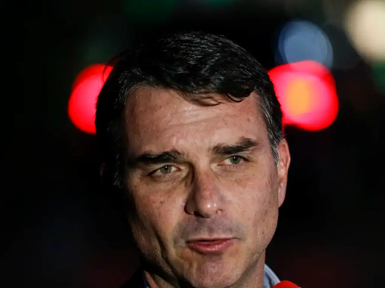 Flávio Bolsonaro alega que o pai sofreu quedas e lapsos de memória na prisão para tentar converter a pena em domiciliar.