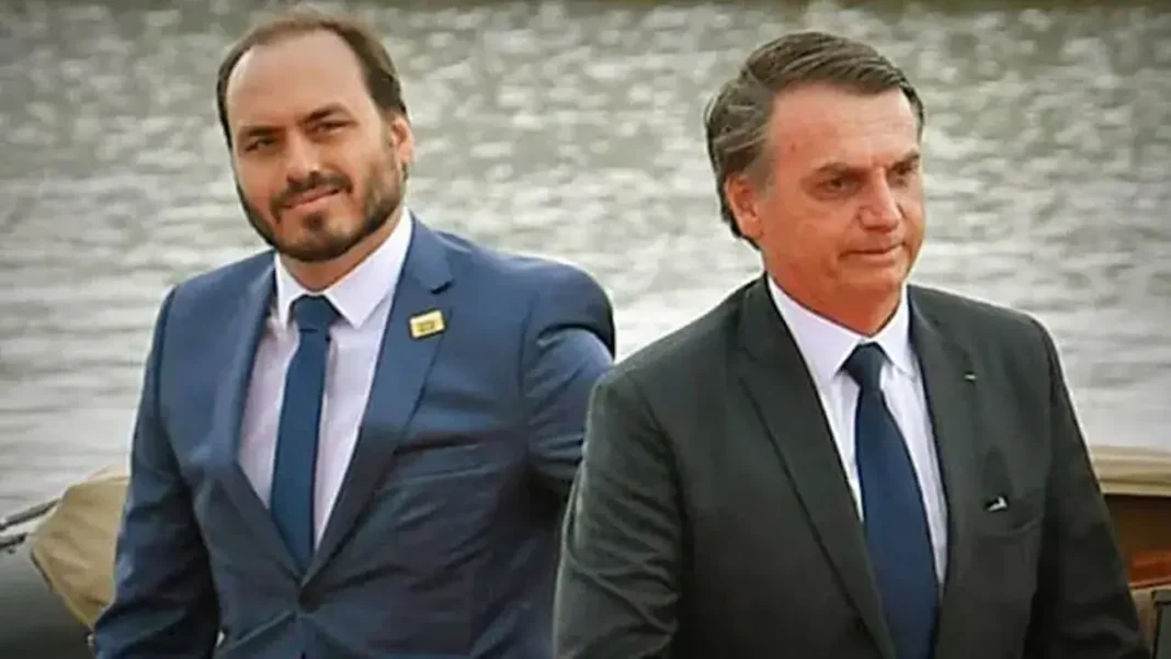 Carlos Bolsonaro e seu pai, o ex-presidente Jair Bolsonaro. (Foto: Geraldo Magela/Agência Senado) Carlos Bolsonaro e seu pai, o ex-presidente Jair Bolsonaro. (Foto: Geraldo Magela/Agência Senado)