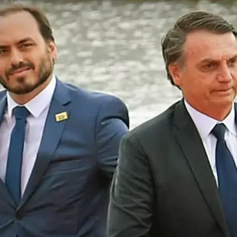 Carlos Bolsonaro e seu pai, o ex-presidente Jair Bolsonaro. (Foto: Geraldo Magela/Agência Senado)