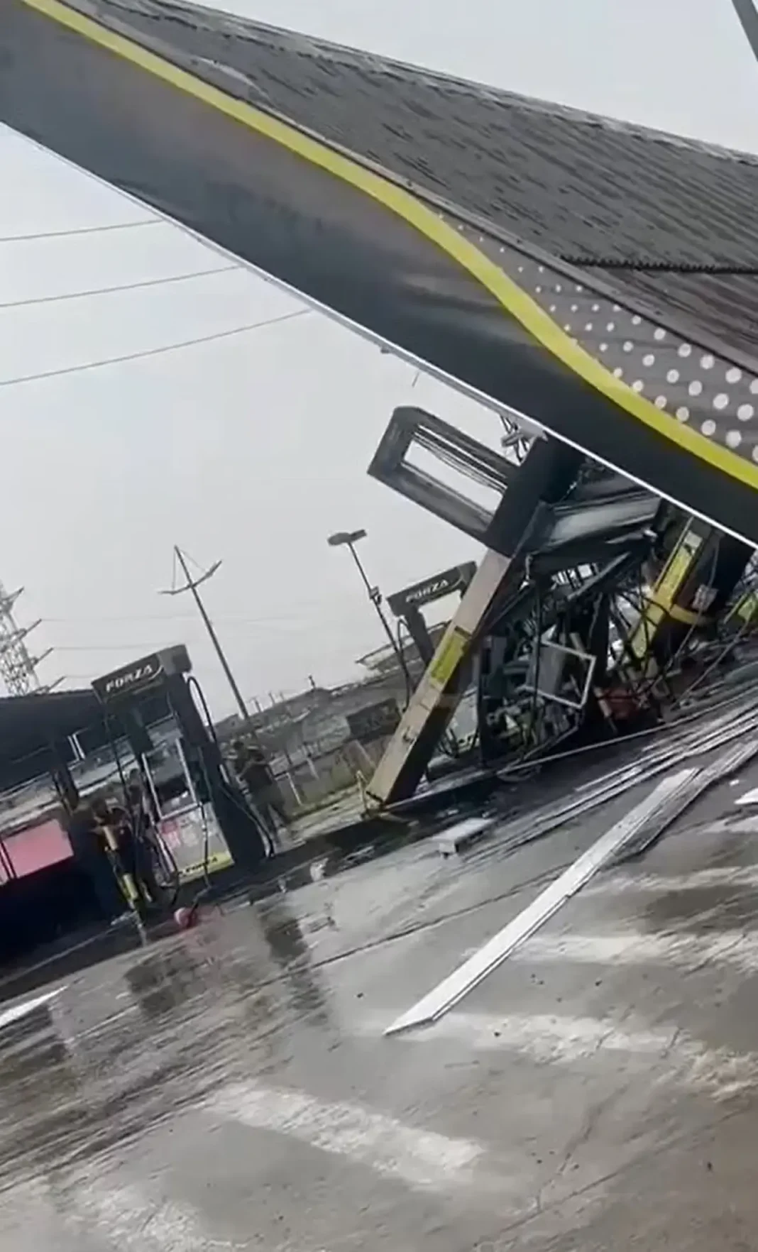 Teto de posto de gasolina tombou em São João de Meriti — Foto: Reprodução Teto de posto de gasolina tombou em São João de Meriti — Foto: Reprodução