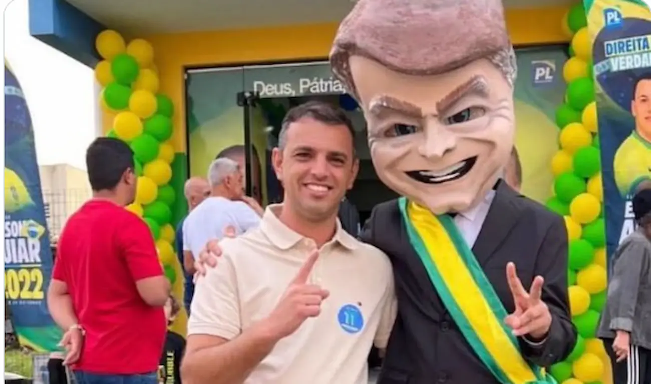 Junior Abreu (PP-SC), prefeito de Garopaba, ao lado de um boneco do ex-presidente Jair Bolsonaro. Reprodução Junior Abreu (PP-SC), prefeito de Garopaba, ao lado de um boneco do ex-presidente Jair Bolsonaro. Reprodução
