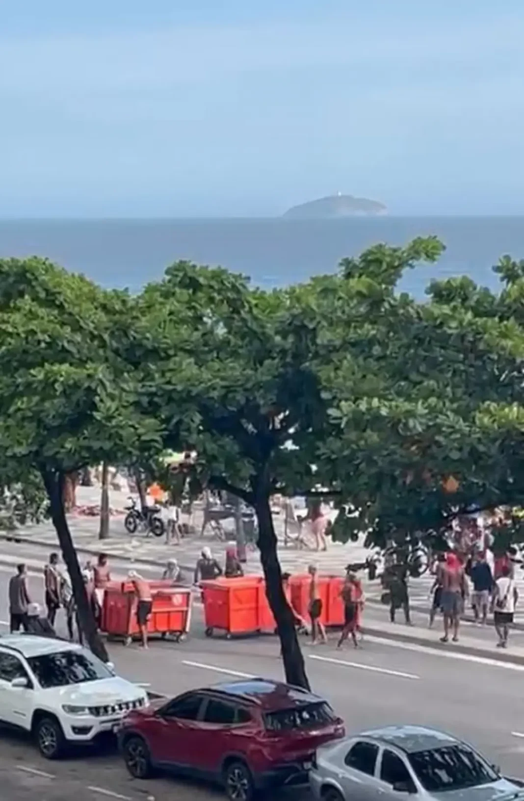 Protesto na Av. Vieira Souto — Foto: Reprodução Protesto na Av. Vieira Souto — Foto: Reprodução