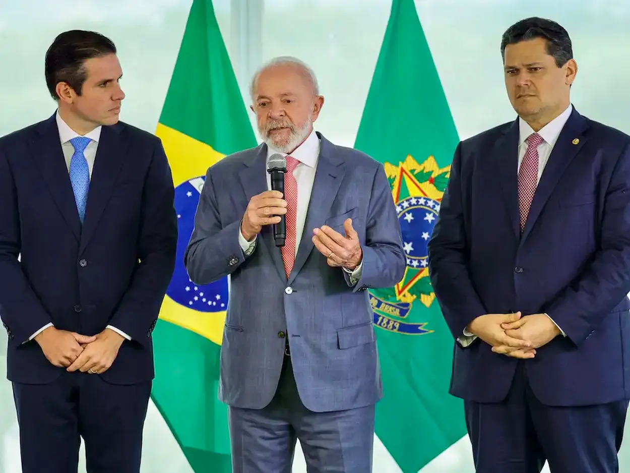 O presidente Luiz Inácio Lula da Silva (c) reunido com os presidentes do Senado, Davi Alcolumbre (d), e da Câmara dos Deputados, Hugo Motta (e) Foto: Fabio Rodrigues-Pozzebom/Agência Brasil