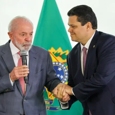 O presidente Luiz Inácio Lula da Silva (e) reunido com Davi Alcolumbre - Foto: Fabio Rodrigues-Pozzebom/Agência Brasil