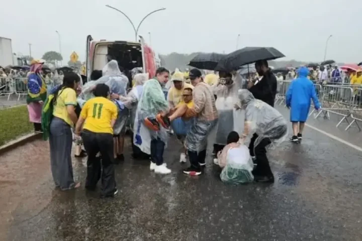 Manifestantes da marcha golpista de Nikolas atingidos pelo raio sendo socorridos pelo SAMU. Reprodução
