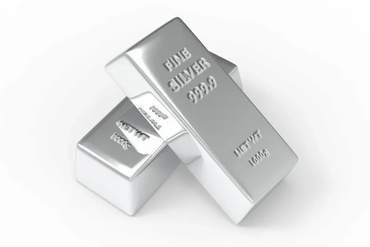 A prata caiu mais de 8% e o ouro ficou estável, com investidores cautelosos antes da decisão do Fed sobre juros e atentos a riscos globais.