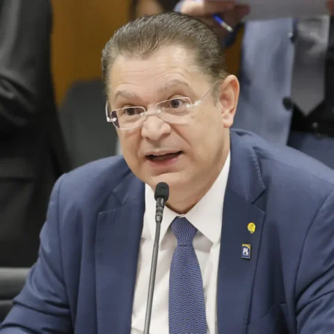 A escritura da casa usada por Sóstenes Cavalcante para justificar R$ 430 mil apreendidos pela PF foi assinada 11 dias após a operação. Entenda as contradições do caso