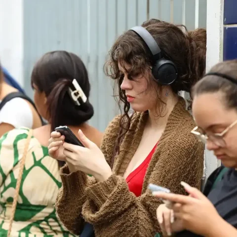 Rio de Janeiro (RJ), 16/11/2025 – Estudantes aguardam abertura dos portões no segundo dia do Exame Nacional do Ensino Médio (Enem), no Cefet Maracanã, na zona norte do Rio de Janeiro. Foto: Tomaz Silva/Agência Brasil
