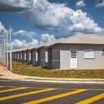 Ruas pavimentadas, redes de água, esgoto, drenagem, energia elétrica e iluminação pública: conjuntos habitacionais com infraestrutura adequada. Foto: Zack Stencil/MCID