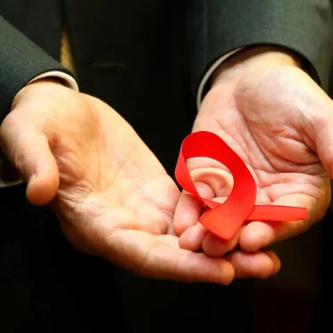 A indicação é para adultos e adolescentes a partir de 12 anos que estejam sob risco de contrair o vírus. Em 2025, Brasil alcançou a eliminação da transmissão vertical do HIV, quando ocorre da mãe para o bebê. Foto: Ministério da Saúde