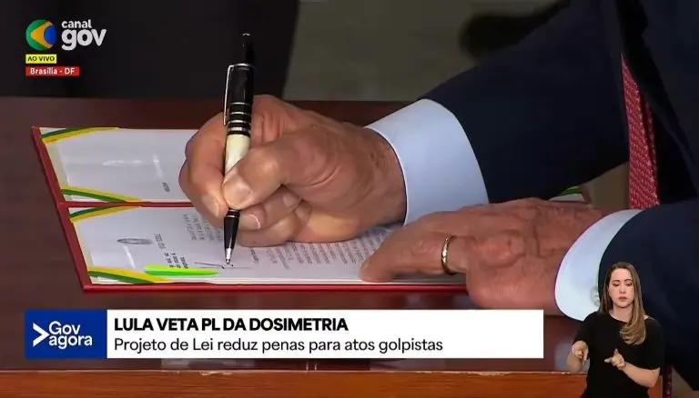 Momento em que Lula assina veto do PL da Dosimetria. Foto: Reprodução/TV Brasil
