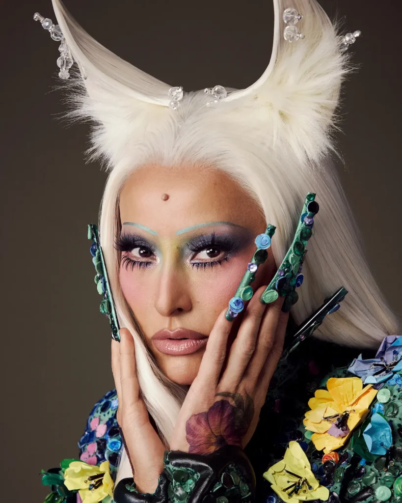 Sabrina Sato abre oficialmente o Carnaval com fantasia de elfa toda tatuada