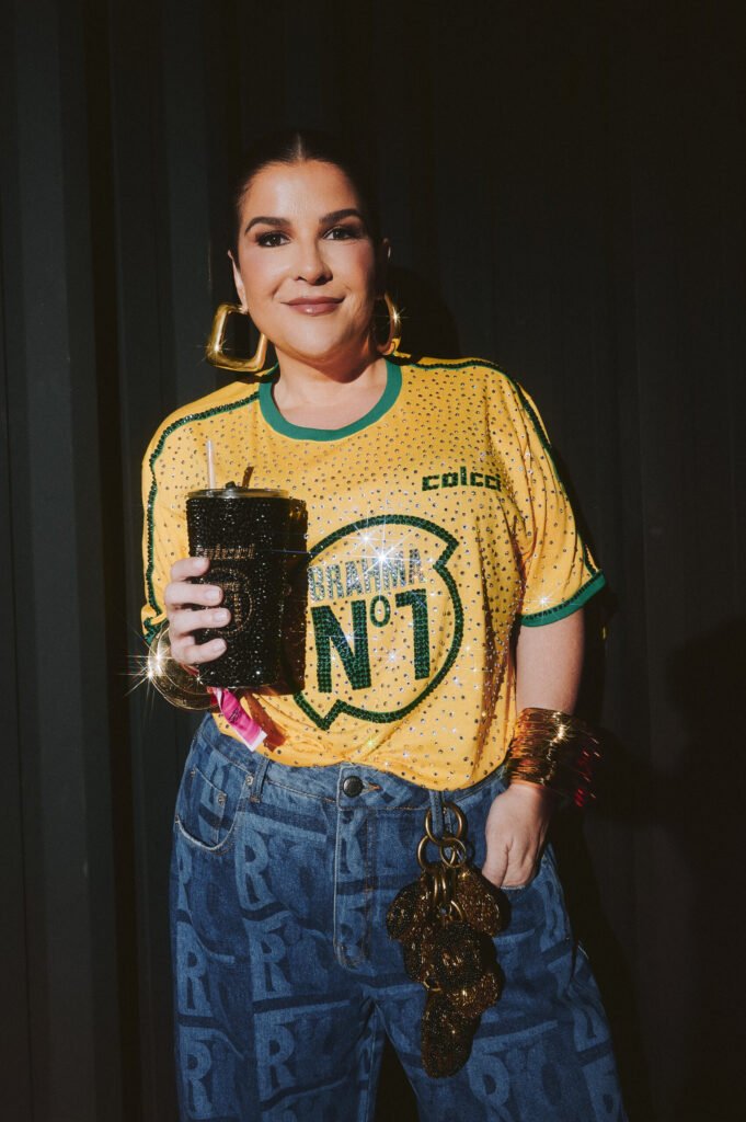 A mulher por trás do Carnaval do Rio de Janeiro, Ju Ferraz abre a folia valorizando o abadá em look manifesto - Foto: Leca Novo