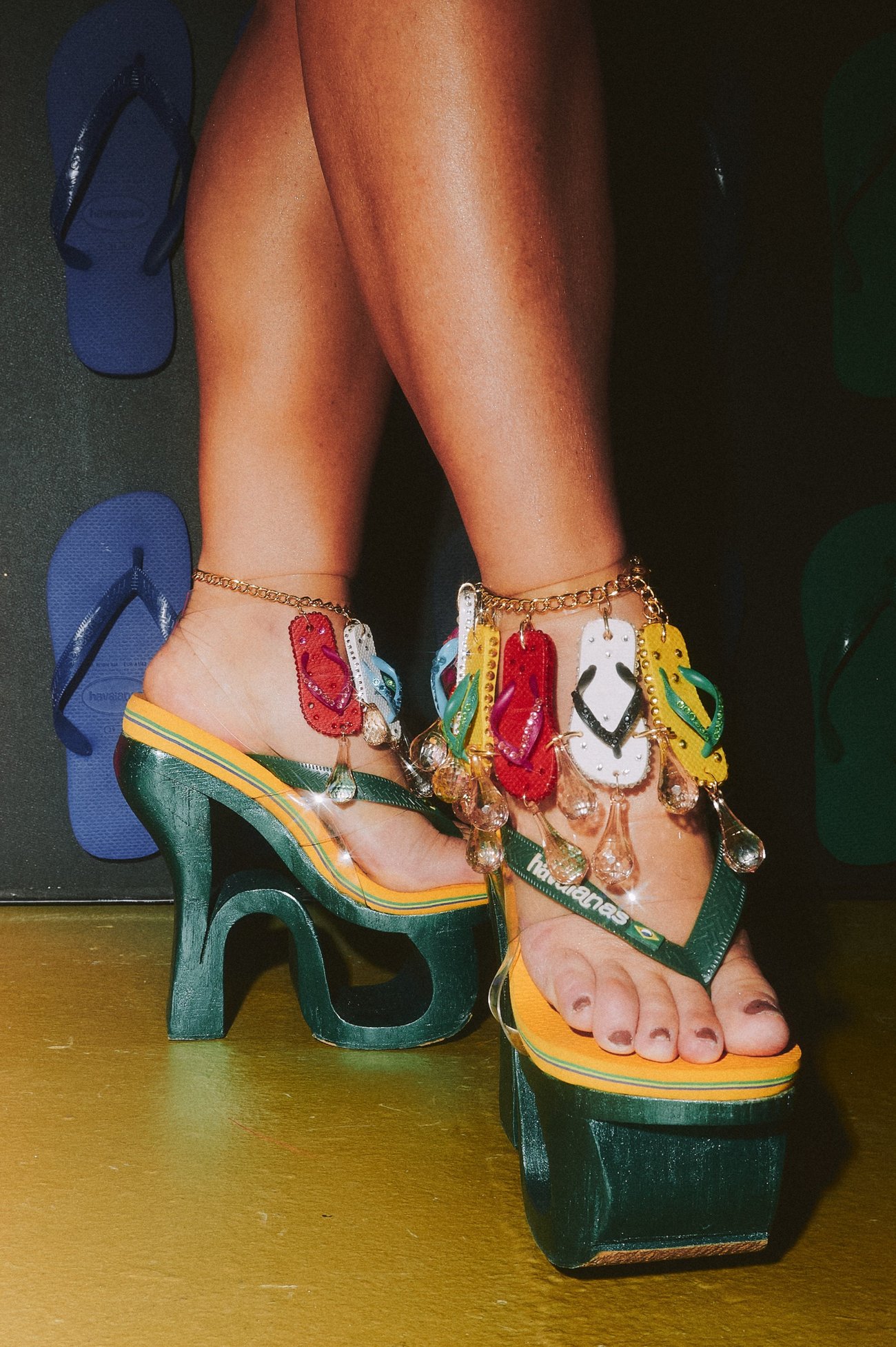 Paolla Oliveira surge com look de mini Havaianas no primeiro dia de Sapucai - Foto: Leca Novo
