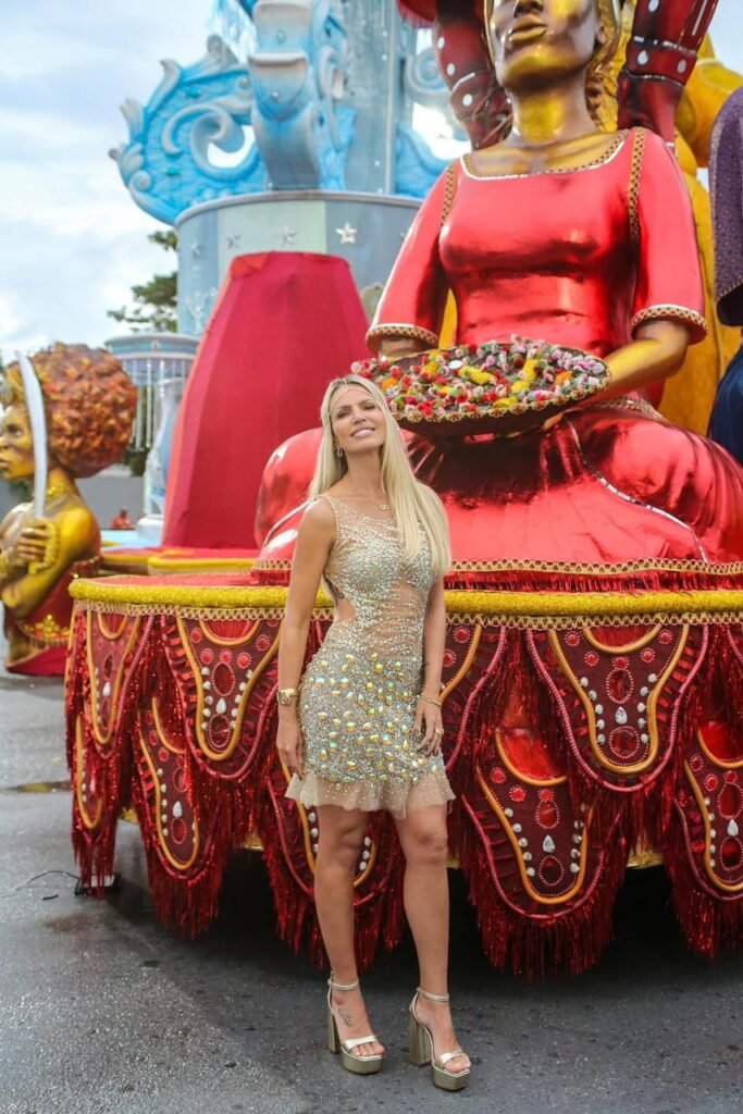 Sem tapa-sexo, musa da Colorado Ana Paula Braun aposta em fantasia mística no Carnaval de SP: “bruxa moderna”