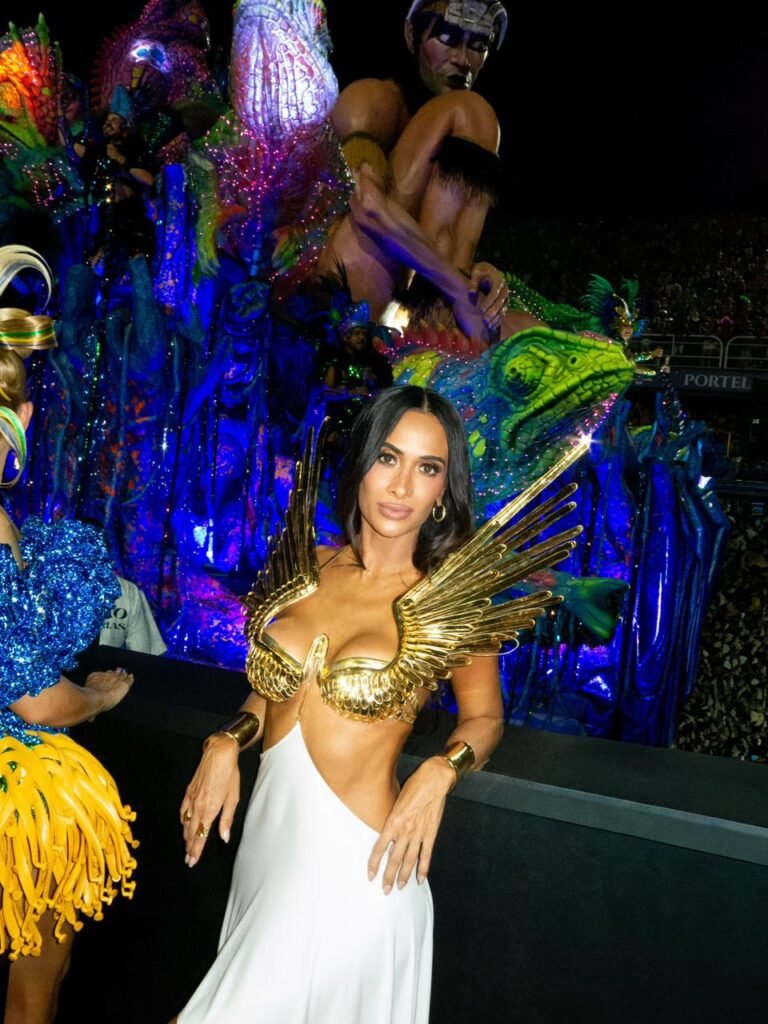 Silvia Braz brilha na Marquês de Sapucaí como musa do Camarote N1 pelo 5º ano consecutivo
