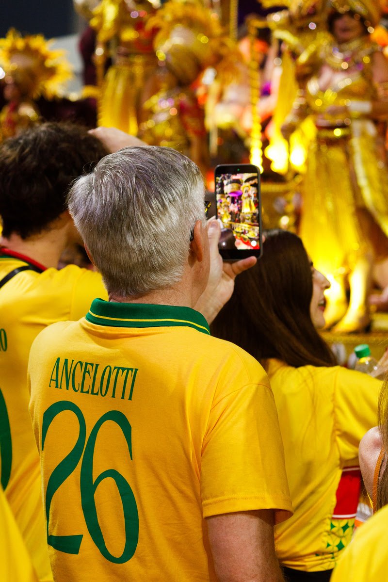 Ancelotti celebra o Carnaval de São Paulo e se encontra com ídolos da Seleção Brasileira