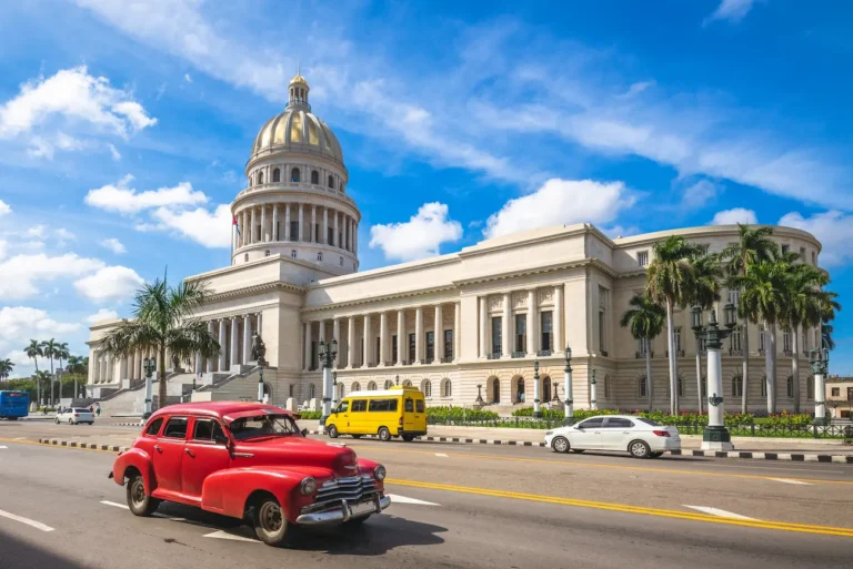 National Capitol Building e vintage em havana, Cuba — Foto de richie0703