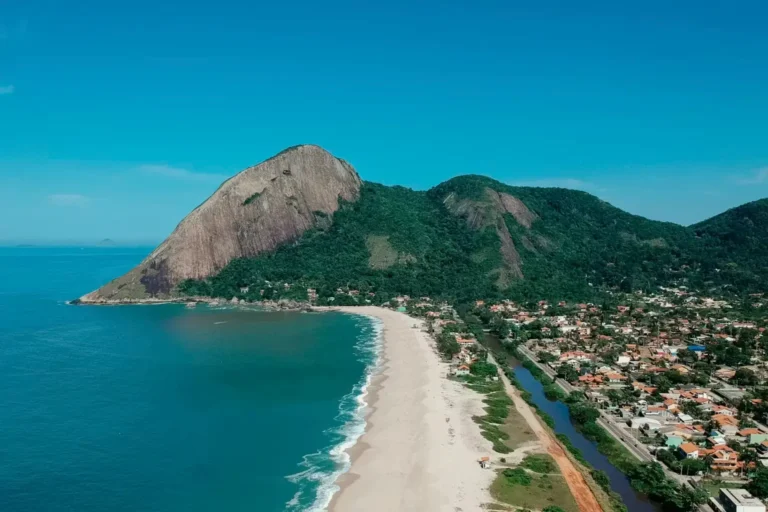 A Pedra do Elefante e a praia de Itaipuaçu, no município de Maricá, uma das áreas estudadas pelo levantamento: uma das principais contribuições do estudo foi adaptar para o contexto brasileiro uma metodologia internacional de avaliação da degradação das terras desenvolvido pelo Centro de Atividades Regionais do Programa de Ações Prioritárias do Programa das Nações Unidas para o Meio Ambiente (Pnuma). Foto: Divulgação / Prefeitura de Maricá